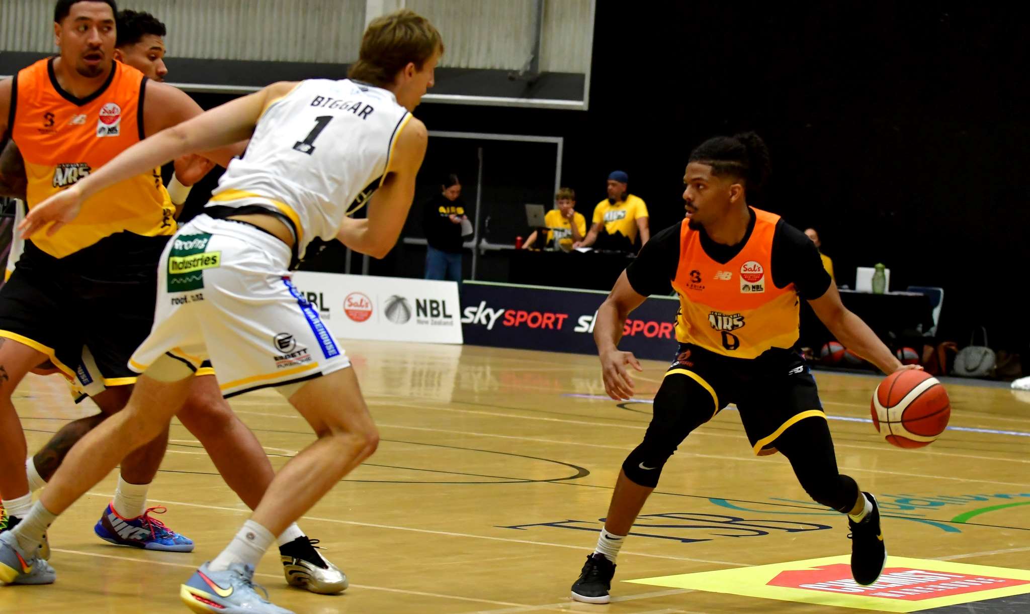 Basketball: Airs drop two in a row on the road