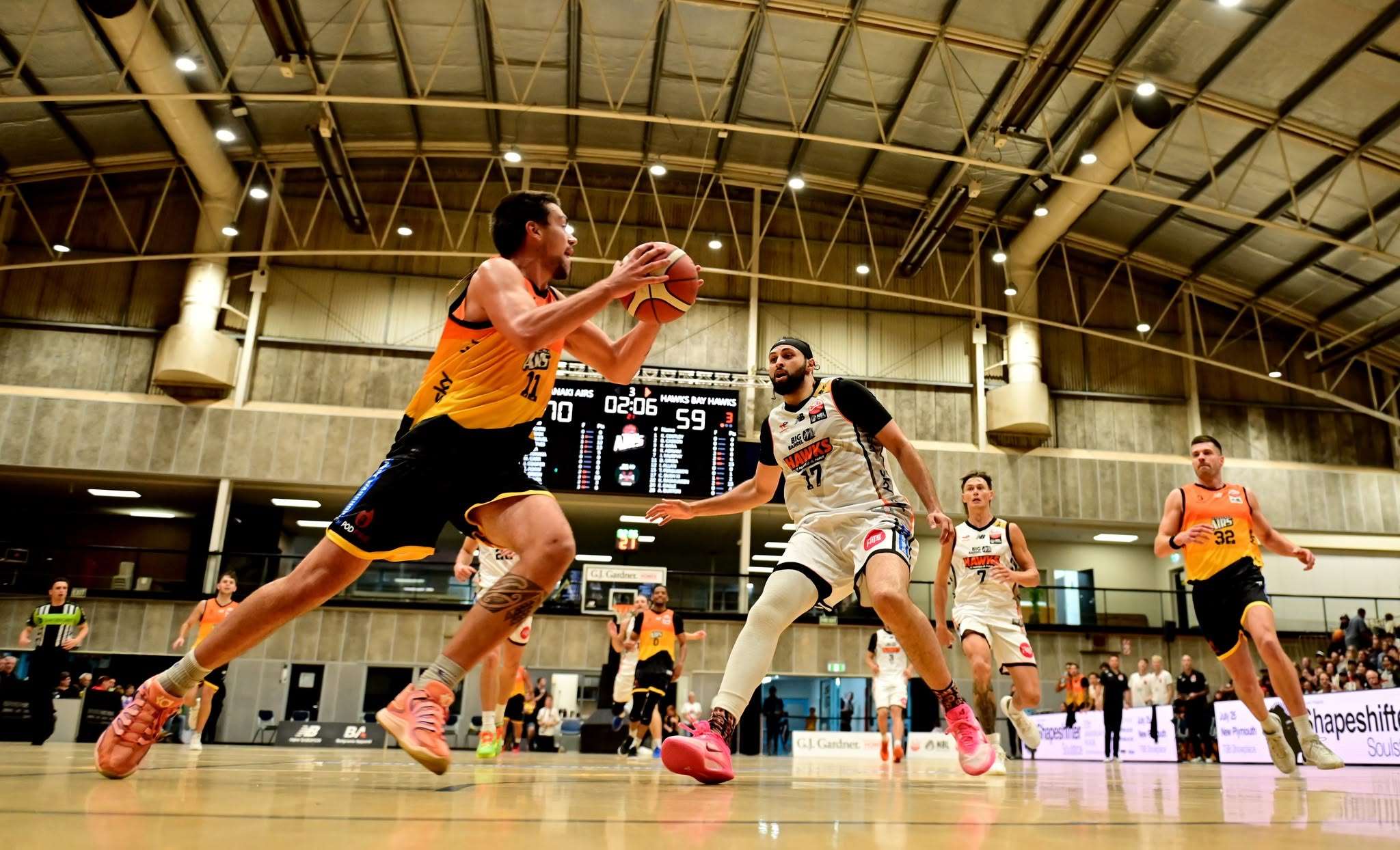 Basketball: Airs fighting to keep finals hopes alive against Giants